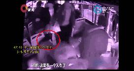 公交变身救护车 护送晕倒乘客就医