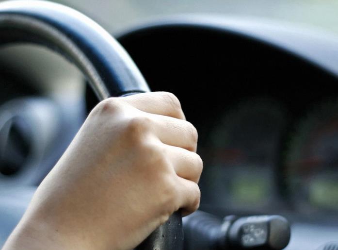 男子开车时伸手捡手机 车辆跑偏撞上护栏