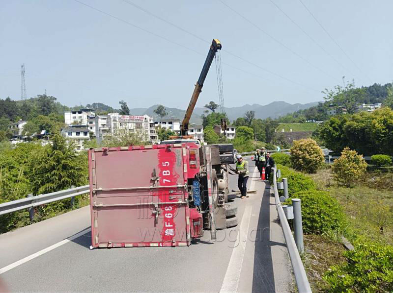 货车高速过匝道侧翻 致收费站交通管制半小时