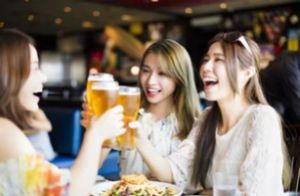 闺蜜结婚女子送1000元 自己结婚只收到100块回礼