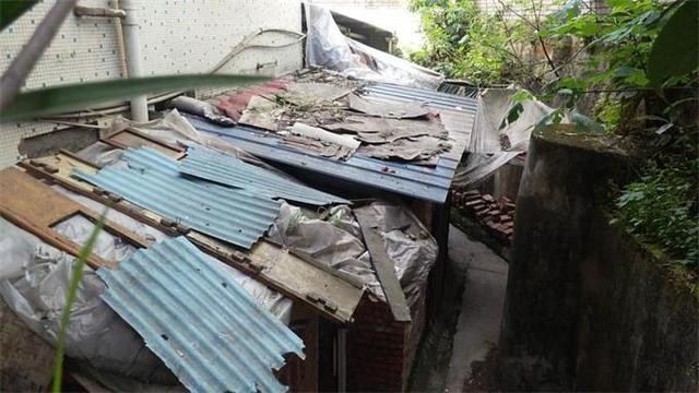 万州一栋小楼竟冒出800多平米的违章搭建