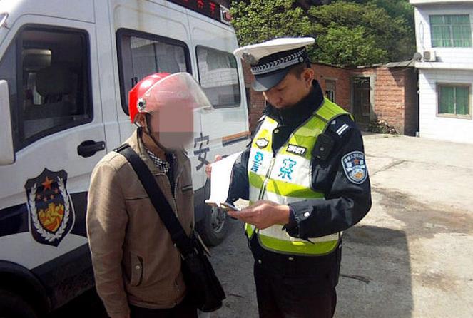 母亲病重正抢救 儿子着急无证上路