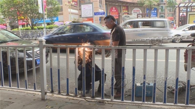 晚上开白天关  这个人行护栏中魔了？