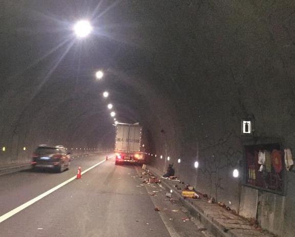 这段画面很有”味道“ 调味品货车发生事故