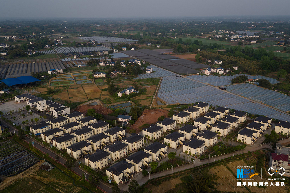 航拍重庆潼南美丽乡村的排排新居