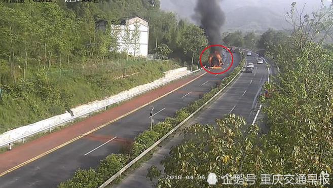 货车高速路自燃损失惨重 现场一片狼藉