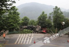 罐车撞坏20多米护栏侧翻山崖边 两人被困驾驶室内