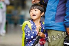 4岁女孩不上学，已随父母走了半个中国
