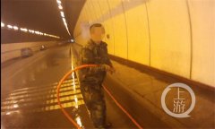 心情郁闷，男子一言不合拦车洗路