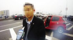 醉汉太拼了！边开车边吐去上班