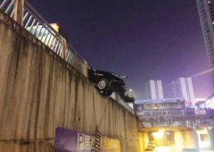 车“挂”5米高堡坎 又是鞋子惹的祸？这次不是高跟鞋，可能是鞋底太宽