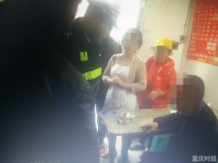 趁面馆老板转身拿佐料 他拉开抽屉抓了一把钱