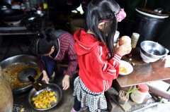 6岁“小萝莉”给盲人妈妈当双眼