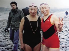 “暖被窝不钻，偏去跳冷水” 高能！老太冬泳17年渡江20余次