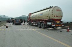 面包车撞上大罐车 驾驶员被困车内