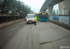 两米木棍一路掉啊掉 民警追上司机才发现