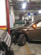 女司机车库内连撞8车 九十万路虎车头撞粉碎