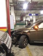 女司机车库撞8车 90万路虎车头粉碎