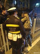 男子醉酒脖子卡护栏好危险