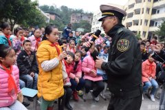 重庆交通执法送安全进校园 误乘“黑车”需在闹市区下车