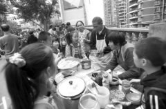 《重庆市食品生产加工小作坊和食品摊贩管理条例》明年5月施行