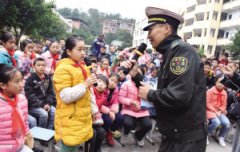 重庆交通执法送安全进校园 误乘“黑车”要在闹市区下车