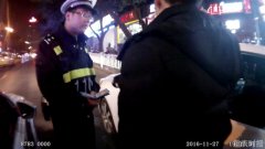 违停车辆“坏了” 民警联系拖车奇迹发生了