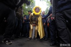 小岳岳重庆录节目 “撞蛋”后引爆表情包（多图）