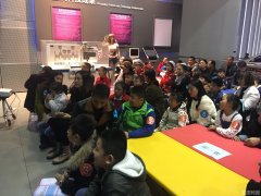 全国交通安全日 小朋友们科技馆感受红绿灯“变脸”