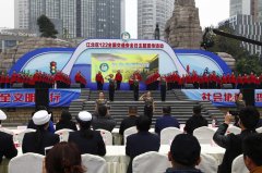 江北交巡警多维全景宣传交规 呼吁市民文明出行