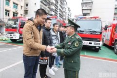 老兵回家 黔江消防部队8名退伍老兵泪别第二故乡