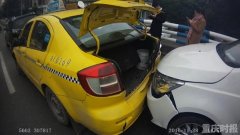 外地小伙打重庆朋友电话问路致四车追尾