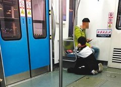 妈妈让孩子向跪地写作业的哥哥学习 这种行为不可学