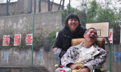 患难夫妻不离不弃 用爱坚守幸福