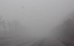 重庆雾锁高速多以雾团为主 交通执法揭秘管制细则