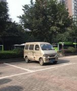 人行道划停车位？社区：物管违规划线已经被叫停