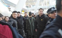 李宇春来渝 粉丝接机堪比春运（组图）