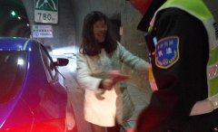 新手女司机上高速被查 立马掏出一叠钱给执法人员