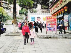 大渡口“爱心婆婆”义务帮邻居接小孩放学