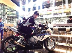 时尚大咖“任性”跨界玩卡丁车 6分钟收费168元 多少人会买单？