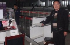 男子酒后误车大发雷霆 损坏财物拳打辅警被处罚