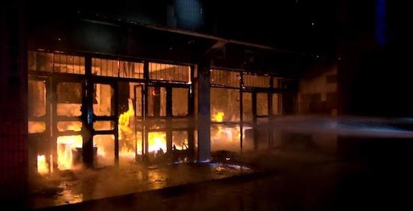 1481367748144136.jpg 00006_201612821839(2016年12月4日,重庆市黔江区,消防官兵正在现场进行灭火。当日,一处非法储存甲醇的窝点发生火灾。.JPG