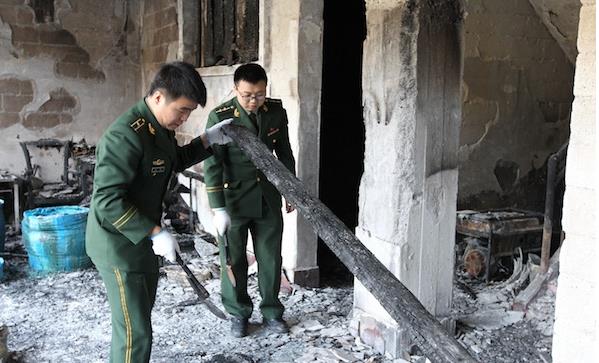 1481367769530779.jpg B27B9904(2016年12月6日,重庆市黔江区,消防执法人员正在火灾现场调查。此前,12月4日一处非法储存甲醇的窝点发生火灾。.JPG