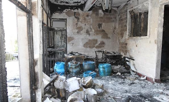 1481367784683912.jpg B27B9872(2016年12月6日,重庆市黔江区,火灾现场。此前,12月4日一处非法储存甲醇的窝点发生火灾。.JPG