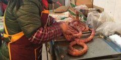 代灌香肠生意火 一天最多灌上千斤