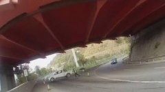 没看懂交通标志 女司机高速公路逆行500米