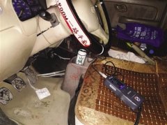 开车前没喝过瘾 奇葩司机半路买酒边开边喝