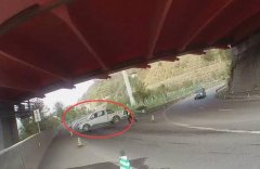 女司机没看懂交通标志 高速迷路疯狂逆行