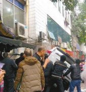 撞树挂车擂翻三人 女司机吓哭了