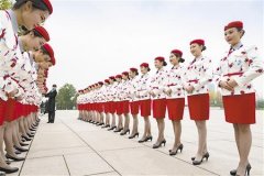 大长腿、高颜值 中央公园来了群制服“辣妹”